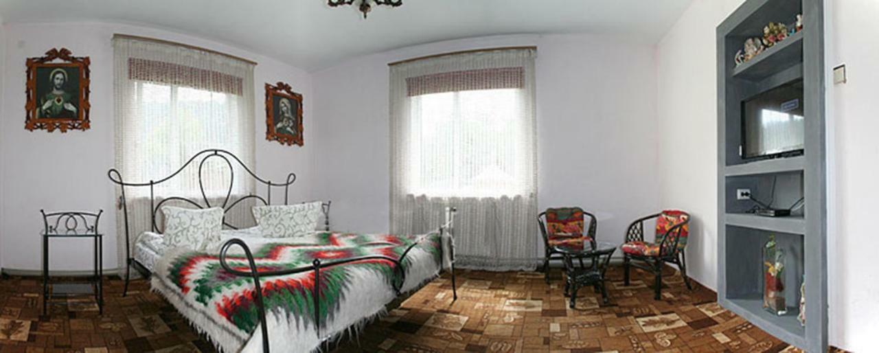 Садиба Там де гори Криворівня Екстер'єр фото